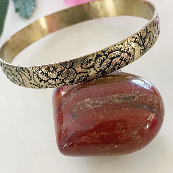 Indian Engraved Floral Brass Bangle Bracelet, Vintage 1970s - Picture 5 of 9